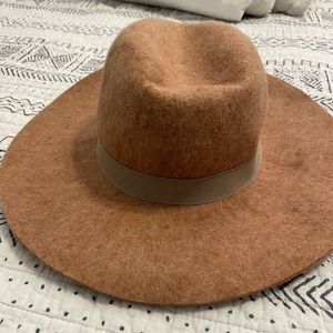 Great fall hat! Get ready for the new season!